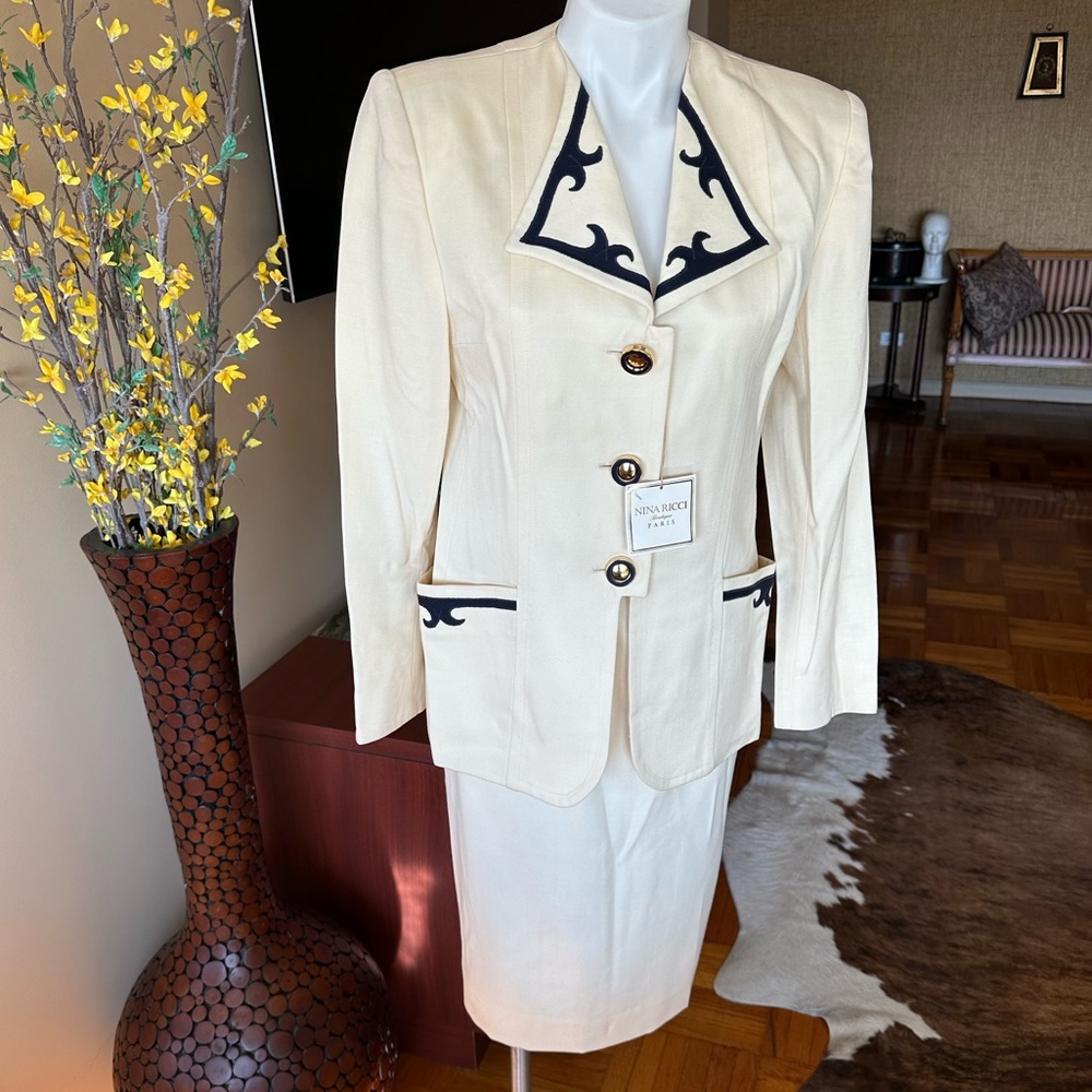 Vintage NINA RICCI Paris 100% Wool SUIT with skirt. Size T40(fit 8).Retail $1900